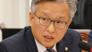 경찰, ‘패스트트랙’ 황교안·나경원 소환 통보…민주·정의 31명 출석