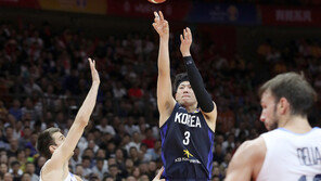 패배 속 빛난 주장 이정현 “실력 차 인정…러시아전 준비 잘하겠다”