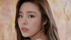 마마무 휘인, 솔로 ‘soar’ 콘셉트 포토 공개…고혹 분위기