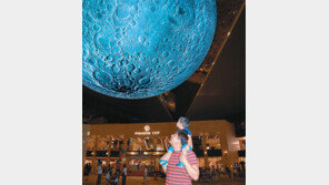 50만분의 1로 줄인 달, 영종도에 둥실