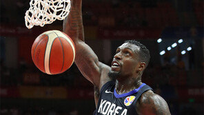 골밑 에워싼 김상식호, 외곽은 구멍 숭숭