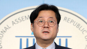 與 “조국 기자회견 2일 국회서 무제한 실시…당 개입 최소화”