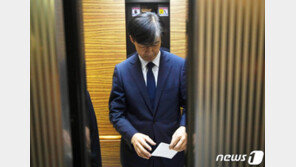 분노 휩싸인 한국당, 뾰족한 수 없는 ‘조국 간담회’ 이후 전략