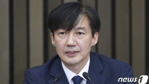 조국 “그만두고 가족 돌보고 싶다…지금 거취표명은 무책임”