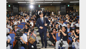 보수 유튜버, 조국 기자간담회장서 쫓겨나…“짜고 치는 간담회 잘해라”