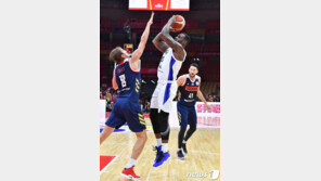 ‘라건아 더블더블’ 한국, 러시아에 73-87 석패