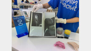 메뉴판서 작품을 주문하면 테이블로 갖다 드립니다