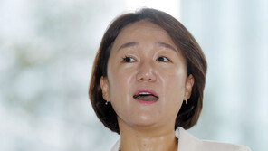 與 “한국당, 같은 시간과 장소에서 조국 간담회 개최…생떼”