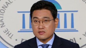 오신환 “文대통령, 선출된 군주라도 되는냥 조국 임명하려”
