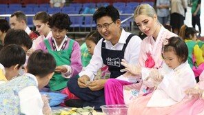 [동아 포토]송파구, 외국인·아이들과 추석 맞이 ‘송편 빚기’ 행사 