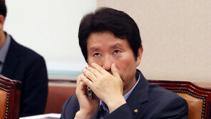 與 “유시민, 당원 아냐” 선긋기…野 “정권 실세 민낯” 고발