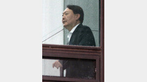 “조국 수사 개입하나” vs “언급도 안해”…檢-靑 정면 충돌