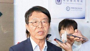 靑-檢 ‘조국 정면충돌’… 靑 “딸 표창장 허위발급 의혹 사실 아닌 것 확인”, 檢 “수사개입 우려” 반박… 靑 “개입안해” 재반박