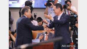 조국 청문회, 시작부터 대립…“모두발언 하지마” “품위 지켜라”