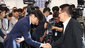 조국 “부인·딸 관련 의혹 대부분 알지 못해…檢 수사 지켜봐야”