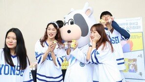 [동아 포토]우유 마시고 ‘2019 연고전’ 힘차게 응원해요!