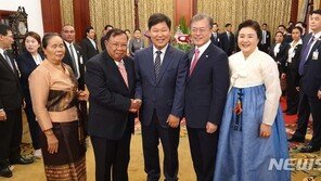 이만수 감독 “정말 기뻐, 라오스에서 문재인 대통령 만나니”