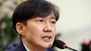 조국 “부인 기소 여부 몰라…어떤 경우든 임명권자 뜻 따를 것”
