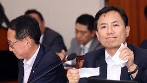 조국 측이 제출한 서류 찢어 던진 김진태…“국회 모욕하는가”