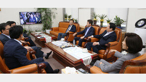 청문회 지켜보는 한국당 의원들