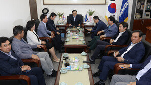 與, 부담 속 ‘조국 적격’ 유지…“검찰과 피할 수 없는 싸움”