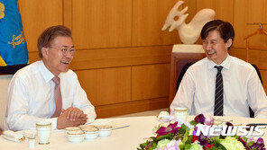 8년 전 조국 낙점했던 文대통령…盧비극 막고자 임기 내 ‘동행’