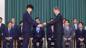 文대통령 “공평·공정 가치, 국민 상실감 절감…무거운 마음”