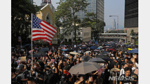 “트럼프, 홍콩을 구해주세요”…美, 홍콩 시위에 발 담글까?