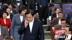 한국당, 조국 임명에 현충원 찾아 참배…“나라 지키지 못한 죄”