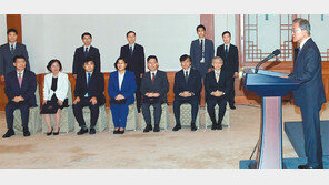 文대통령 “조국 본인이 책임질 명백한 위법행위 확인 안돼”