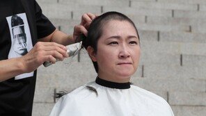 이언주, 눈물의 삭발식…“文대통령 아집으로 민주주의 타살됐다”