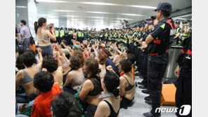 ‘상의 탈의’ 도공 점거 여성노조원들, 경찰에 맞서 시위