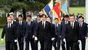 조국 첫 회의서 “가족수사 보고 안 받고 윤총장 지휘 안 할 것”