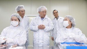 추석연휴 중소기업 찾은 홍남기 “수출지원 종합플랫폼 구축”
