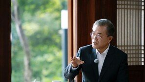 文 ‘남북 함께 잘못’…한국·바른미래 “대통령 발언 맞나”