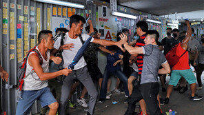 오성홍기 vs 우산… 홍콩서 친중-반중 첫 충돌