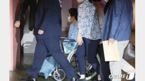 ‘어깨 수술’ 박근혜 전 대통령, 힘겹게 호송차 내려…휠체어 타고 병실로