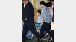 [동아포토]휠체어 타고 입원하는 박근혜 前대통령