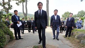 김명수 대법원장, 5·18묘지 대신 민족민주열사 참배…왜?