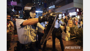 홍콩 경찰 “시위대의 치명적 공격에 실탄사격할 수도” 또 경고