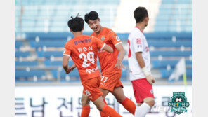 ‘시즌 9·10호골 폭발’ 강원 김지현, K리그1 29라운드 MVP