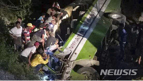 필리핀서 트럭 절벽 밑으로 추락…최소 15명 숨져