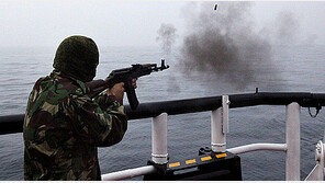 러시아, 동해 불법조업 北 어선 2척·선원 80여 명 억류