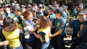 경찰, 옥상농성 경동도시가스 여성 점검원 3명 연행