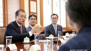 文대통령 “일본과 기술 패권 다툼 중…정부가 특허기술 보호해야”
