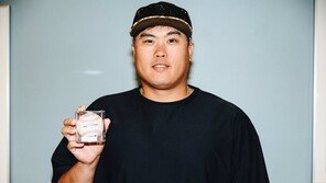 류현진 “벨린저 배트로 홈런”…데뷔 첫 홈런볼 회수