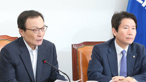 與, 조국 자택 압수수색에 술렁…檢수사 예의주시