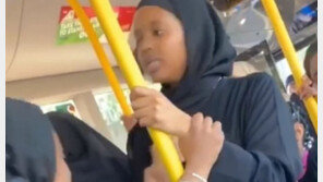 “카레 냄새 나”…英경찰, 버스서 ‘인종차별 폭언’ 소녀 추적