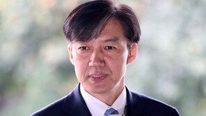 한국당, 조국 ‘직무 효력정지 가처분’ 신청…“檢 수사 저해”