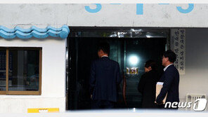 조국 출근하자마자 들이닥친 檢…정경심과 딸은 지켜봤다